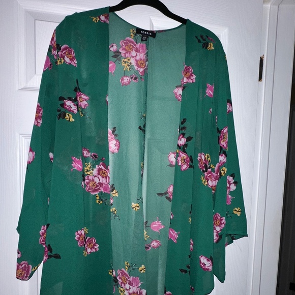 Torrid Size 1/2 Green Floral Duster – Dark Pink Flowers, Flowy & Open, 3/4 Sleev - Picture 1 of 7